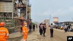 印尼警方人员在发生爆炸的苏拉威西岛印度尼西亚莫罗瓦利工业园所属的印尼青山不锈钢厂前警戒。（2023年12月24日）