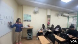 蔡朝宇中文老師在新德里格羅巴格商業區美譽中文中心教室授課(美國之音/賈尚傑)