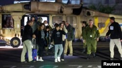 资料照片: 2023年11月28日以色列特拉维夫区医疗中心: 人质家属等待即将获释的人质