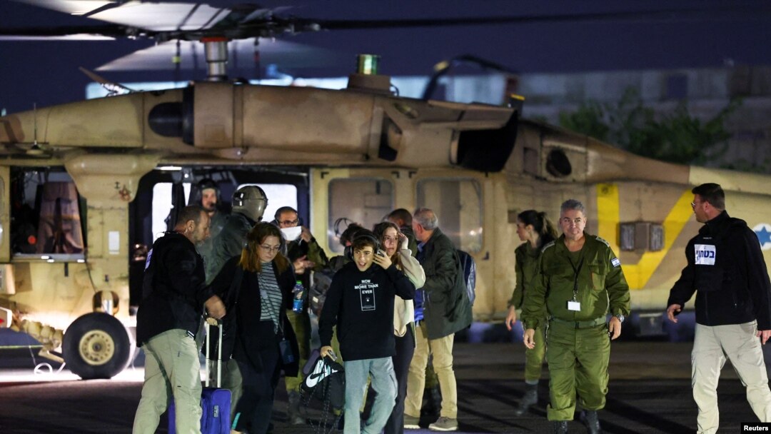 Los familiares llegan cuando se espera que los rehenes sean liberados en medio de un acuerdo de intercambio de rehenes-prisioneros entre Hamás e Israel, en el Centro médico Sheba en Ramat Gan, distrito de Tel Aviv, Israel, el 28 de noviembre de 2023.
