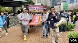 香港疫情後首次有將軍澳居民發起3月26日遊行反對當局填海，約80名遊行人士戴上掛頸號碼牌，自行拉起封鎖線圍封遊行隊伍，中途不能讓市民插隊。(美國之音/湯惠芸)