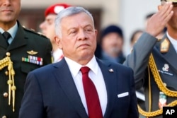 Raja Yordania Abdullah II bin Al-Hussein menghadiri upacara militer di Wina, 25 Oktober 2021. (Foto: AP)