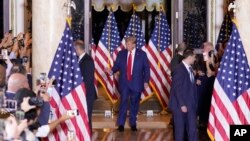 Mantan Presiden Donald Trump tiba di kediamannya di Mar-a-Lago, Florida, setelah menjalani dakwaan di New York City, pada 4 April 2023. (Foto: AP/Rebecca Blackwell)