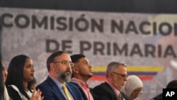 Jesús María Casal, presidente de la Comisión Nacional de la Primaria de la oposición venezolana, segundo a la izquierda en la gráfica, participa en el anuncio de la fecha de la votación, el 15 de febrero pasado, en Caracas.