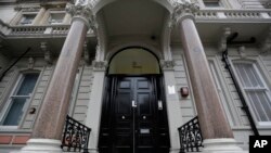 FILE - Pintu masuk utama gedung tempat kantor Orbis Business Intelligence Ltd, di pusat kota London, 12 Januari 2017. Hakim Karen Steyn di London, Kamis, 1 Februari 2024 membatalkan gugatan mantan Presiden AS Donald Trump terhadap Orbis Business Intelligence. (AP/Matt Dunham)