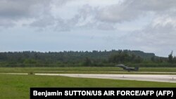 F-15E Strike Eagle dari Pangkalan Angkatan Udara Mountain Home, Idaho, mendarat di landasan pacu Bandara Internasional Tinian, Tinian, 27 Juli 2021. (Foto: Benjamin SUTTON/US AIR FORCE/AFP)