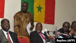 ARCHIVES - Moustapha Niass, Macky Sall, Amath Dansoko, Idrissa Seck et Cheikh Bamba Dieye, lors d'une conférence de presse à Dakar, le 4 février 2012.
