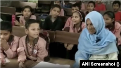 سلیمه خان چې اوس کړوسیان لري، وايي کله چې نجلۍ وه، په سیمه کې یې ښوونځی نه و، او تل یې هیله لرله چې لیک او لوست زده کړي.  