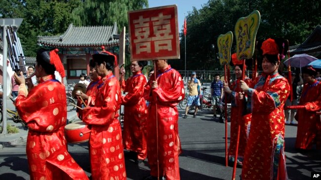 资料照:中国传统结婚送亲队伍出现在北京街头。(2010年9月12日)