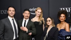 Dari kiri: Jack Huston, Lulu Wang, Brian Tee, Nicole Kidman dan Sarayu Blue menghadiri pemutaran perdana "Expats" di Museum of Modern Art di New York, Minggu, 21 Januari 2024. (Evan Agostini/Invision/AP)