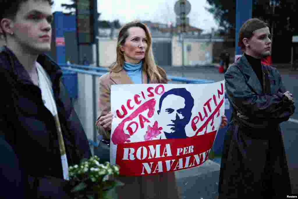 Demonstracije ispred ruske ambasade u Rimu, u Italiji (Foto: REUTERS/Guglielmo Mangiapane)