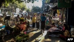 ရန်ကုန်မြို့ပေါ်က လမ်းဘေးဈေးတခုမြင်ကွင်း (ဇန်နဝါရီ ၂၇၊ ၂၀၂၂)