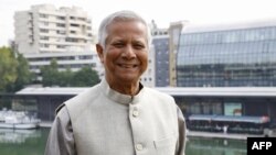 Ekonom Bangladesh dan pemenang Hadiah Nobel Perdamaian 2006 Muhammad Yunus berpose di Paris pada 10 Oktober 2016. (Foto: AFP)