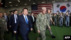 지난달 25일 윤석열 한국 대통령이 한국 부산 해군작전기지에 정박 중인 미 해군의 니미츠급 항공모함 루스벨트함(CVN 71)을 방문했다. (자료사진)