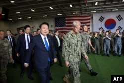 25일 윤석열 한국 대통령이 한국 부산 해군작전기지에 정박 중인 미 해군의 니미츠급 항공모함 루스벨트함(CVN 71)을 방문했다.