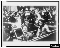 Mantan Presiden A.S. John F. Kennedy (tengah), ibu negara Jacqueline Kennedy (kanan) dan Gubernur Texas John Connally (kiri) dan istrinya mengendarai mobil kepresidenan beberapa saat sebelum ditembak di Dallas, Texas, 22 November 1963. (REUTERS/Victor Hugo King/Perpus.Kongres)