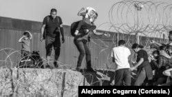 Esta fotografía de Alejandro Cegarra, muestra a migrantes venezolanos cruzan el río Grande en su intento de llegar a Estados Unidos en Piedras Negras, México, el sábado 10 de octubre de 2023. Fotógrafo: 