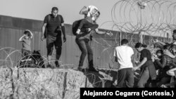 عکس آرشیف: گروهی از پناهجویان فاقد مدرک در حال ورود غیرقانونی به خاک ایالات متحده