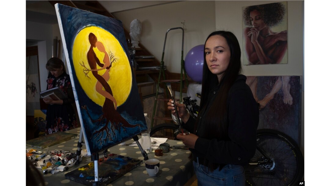 Iryna Farion, cuyo esposo Oleksandr Alimov, un soldado, murió en una batalla con las tropas rusas, pinta un cuadro en un estudio de arte en Kiev, Ucrania, el sábado 3 de junio de 2023.
