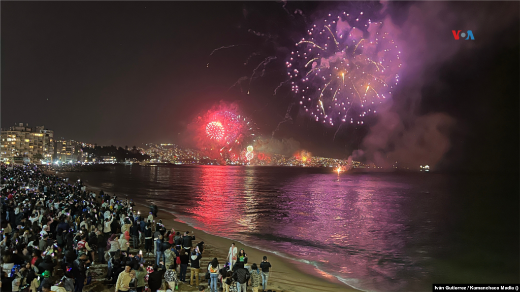 Miles de chilenos presencian los fuegos artificiales de Viña del Mar y Valparaíso el 1 de enero de 2024. 