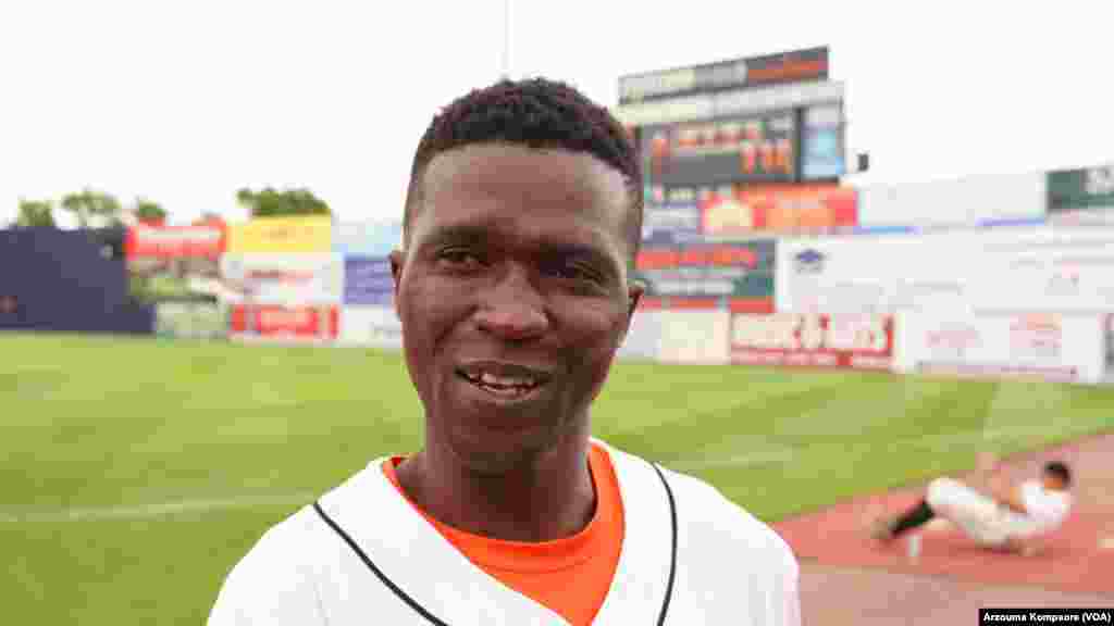 Dennis Kasumba parle à la VOA avant son deuxième match avec l'équipe de baseball des Frederick Keys au stade Harry Grove à Frederick, Maryland, le 3 juin 2023. (VOA/Arzouma Kompaore)