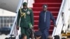 Presiden Nigeria Bola Ahmed Tinubu (kanan) tiba di Bandara Ibu Kota Beijing menjelang Forum Kerja Sama China-Afrika (FOCAC), pada 1 September 2024. (Foto: AFP)