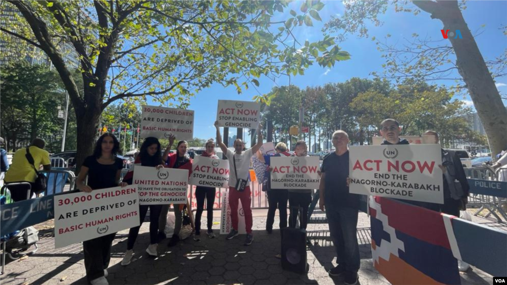 Armenios protestan contra el conflicto con Azeirbaján en la región de Nagorno Karabaj​&nbsp;en una plaza en las afueras de la sede de la ONU en Nueva York, el 19 de septiembre de 2023.