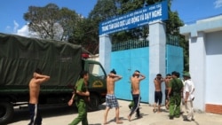 FILE - Polisi mengawal para narapidana yang ditangkap kembali setelah melarikan diri dari pusat rehabilitasi narkoba, kembali ke pusat rehabilitasi mereka di provinsi selatan Ba Ria-Vung Tau, 9 November 2016. (AFP)