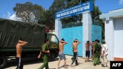 FILE - Polisi mengawal para narapidana yang ditangkap kembali setelah melarikan diri dari pusat rehabilitasi narkoba, kembali ke pusat rehabilitasi mereka di provinsi selatan Ba Ria-Vung Tau, 9 November 2016. (AFP)