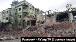 PSLF/TNLA တအာန်းပြည်သူ့လွတ်မြောက်ရေးတပ်မှ သတင်းထုတ်ပြန်ထားသည့် ဗွီဒီယိုဖိုင်တွင် တွေ့ရသော စစ်ကောင်စီလေကြောင်းတိုက်ခိုက်မှုကြောင့် ပျက်စီးသွားသည့်အဆောက်အဦတခု