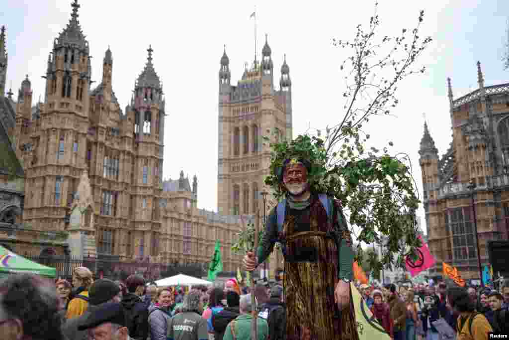 Reino Unido. Un evento ambiental llamado &quot;El grande&quot; coincidió con el Día de la Tierra. Un hombre vestido como un árbol y sobre zancos, camina frente a las Casas del Parlamento, en Londres.