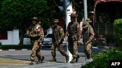 Anggota pasukan keamanan militer Myanmar berpatroli di jalan di Yangon, 1 Februari 2024. Junta Myanmar menerapkan wajib militer bagi semua pemuda dan pemudi. (Foto: AFP)