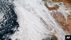 Esta imagen satelital compuesta GOES-West GeoColor tomada a las 5:30 p.m. EST, el 31 de enero de 2024, y proporcionado por la Administración Nacional Oceánica y Atmosférica (NOAA), muestra una tormenta que se mueve sobre California y el oeste de los EEUU. 