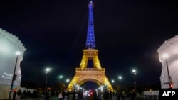 Эйфелева башня окрашена в цвета украинского флага в Париже, 23 февраля 2024 года,