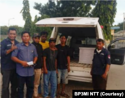 Petugas Balai Pelayanan Pelindungan Pekerja Migran Indonesia (BP3MI) NTT memulangkan jenazah Lidia Bamba Lapur, PMI dari Sumba, NTT pada 9 Mei 2023. (Foto: BP3MI NTT)