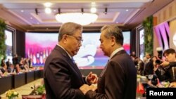 2023年7月13日，韩国外交部长朴振（左）在印度尼西亚雅加达举行的“东盟加三”外长会议之前与中共外交主管王毅会谈。（路透社照片）
