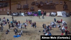 Campamento de migrantes improvisados en la frontera. [Foto: Cortesía Aimee Melo].