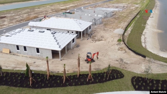 Las casas siguen el código de construcción del estado de Florida y son capaces de soportar los fuertes vientos de los huracanes, las lluvias y las inundaciones.
