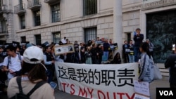 2023年6月4日，示威者在中國駐倫敦大使館外舉行六四事件悼念活動。 （美國之音/鄭樂捷）