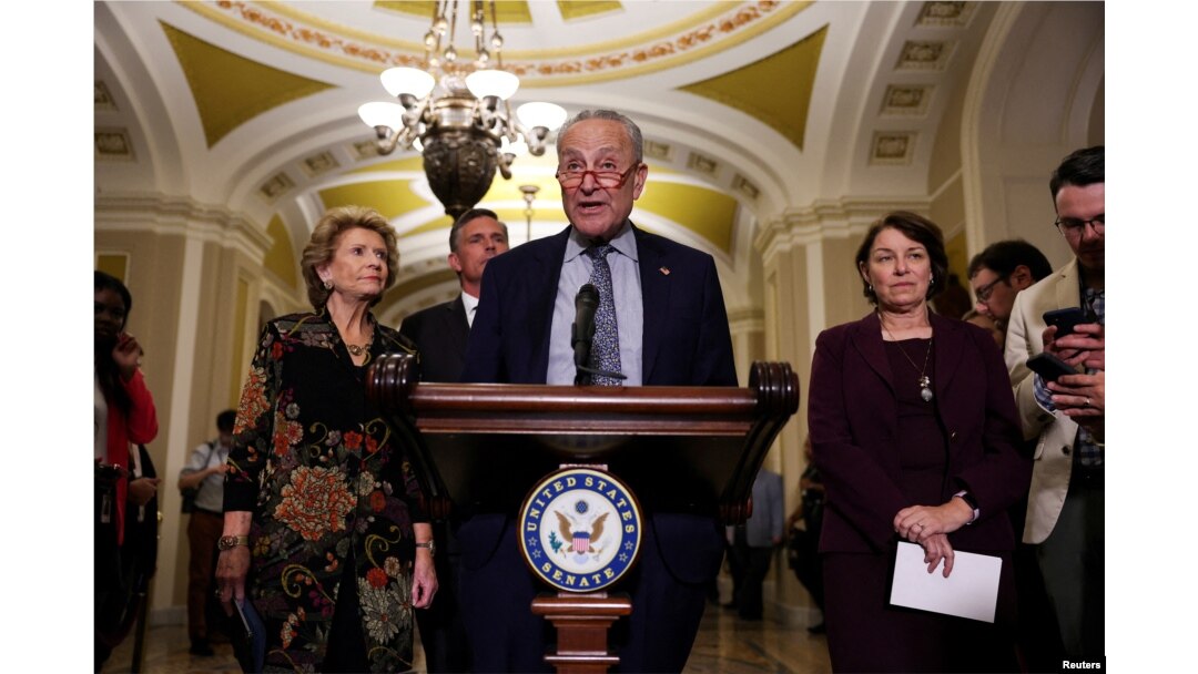 Vođa američke većine u Senatu Chuck Schumer (D-NY) obraća se novinarima 11. jula 2023.
