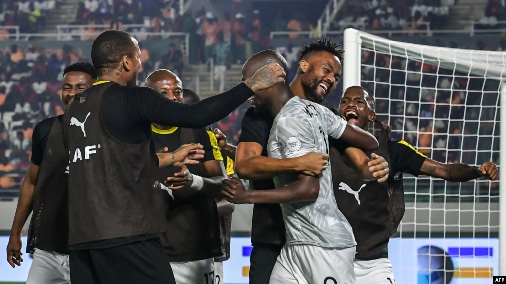 Les joueurs sud-africains après avoir marqué un but lors des huitièmes de finale de la Coupe d'Afrique des Nations 2024 entre le Maroc et l'Afrique du Sud, au Stade Laurent Pokou à San Pedro le 30 janvier 2024.