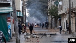 Le pouvoir est accusé par les manifestants d'envoyer des hommes en civils armés pour jouer les hommes de main dans les rues de Dakar.