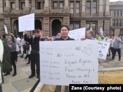 德州华人抗议禁止非美籍华人购买土地的法案（Zane提供）