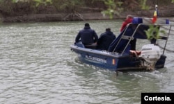 La Policía de Frontera rumana recorre el lugar en donde fueron interceptados los dos balseros cubanos, el 3 de abril de 2024. [Foto: Cortesía de la Policía de Rumanía]
