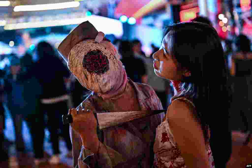 چین کے ایک ریستوران میں شہری ہالووین کا کاسٹیوم پہنے تہوار منا رہے ہیں۔