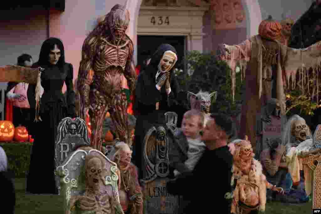 امریکی ریاست کیلی فورنیا کے شہر لاس اینجلس میں ہالووین کے موقع پر ایک عوامی مقام کو بھوت پریت سے سجایا گیا ہے۔