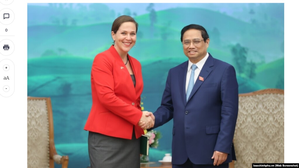 Thủ tướng Phạm Minh Chính (phải) tiếp Kinh tế gia trưởng của Bộ Ngoại giao Hoa Kỳ Emily Blanchard tại Hà Nội vào ngày 25/10/2023.