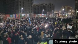 Protest građana ispred Palate pravde, tokom devetog postizbornog okupljanja zbog izbornih nepravilnosti u organizaciji liste "Srbija protiv nasilja", u Beogradu, 26. decembra 2023. (Foto: FoNet)