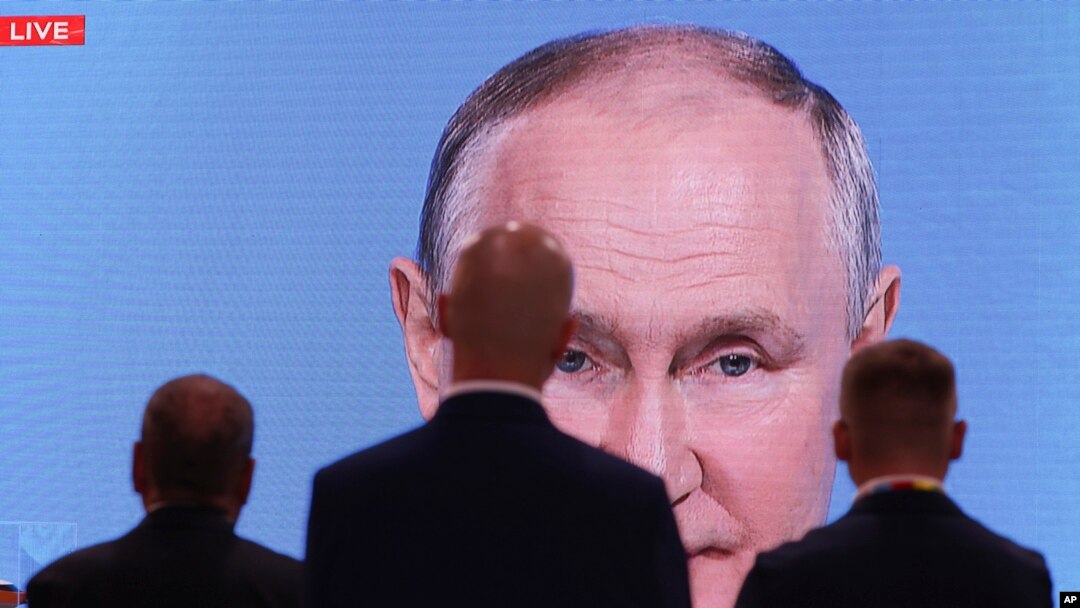 Bakambi baike ba bikolo bya Afrika bazali kolanda lisikulu lya Vladimir Putin na likita Russia-Afrika na Saint-Petersburg, 27 sanza ya sambo 2023. "AFP PHOTO / TASS Host Photo Agency / Valery Sharifulin" 