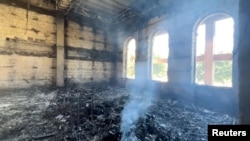 24일 러시아 다게스탄 자치공화국의 데르벤트 지역에서 무장괴한의 테러 공격을 받은 유대교 회당 내부 모습.